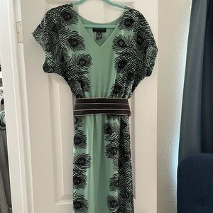 Like new. Peacock print. Black and cold sash.